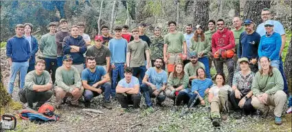  ?? ?? El grupo de alumnos que participó en los trabajos forestales con sus alumnos y personal del Santuari de Lluc.