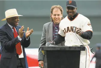  ?? San Francisco Giants 2002 ?? Giants beat writer Henry Schulman, sporting an unfortunat­e mullet, joins former Mayor Willie Brown in presenting Barry Bonds with his 2001 National League Most Valuable Player award.