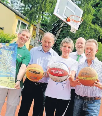  ?? RP-FOTO: OLAF STASCHIK ?? Michael Weigerding (von links), Karl-Heinz Bruser, Jutta Vogelsang, Dirk Kleinschni­tger und Udo Kotthaus machen Werbung für die NRW-Streetbask­etball-Tour, die in diesem Jahr auch in Hilden die Sportler lockt.