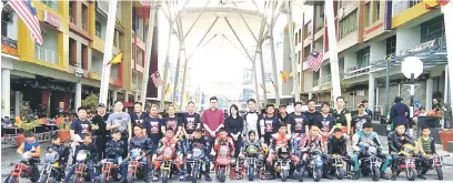  ??  ?? SOKONGAN: bermula. Dr Yii (berdiri, lapan kiri) bergambar dengan peserta pocketbike dan kelab gokart di ICOM Square sebelum acara