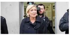  ??  ?? Marine Le Pen à la sortie de la prison de Meaux-Chauconin.