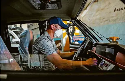  ?? Yamil Lage/AFP ?? Trabalhado­r testa carro elétrico em antiga montadora de caminhões soviéticos em Santa Clara (Cuba)