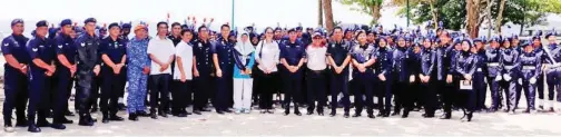  ??  ?? HARIS (berdiri, tengah) bersama para pelajar yang menyertai program Perkemahan Kor Kadet Polis di UMS.