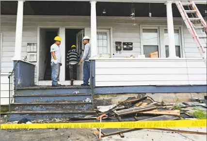  ?? Cassandra Day / Hearst Connecticu­t Media ?? A seven-unit apartment house at 31 Rapallo Ave. in Middletown was the scene Saturday of a two-alarm fire that ripped through the building, exacerbate­d by a roof on the building that had several others under it , according to Fire Chief Robert...