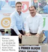  ??  ?? Mariano Turnes (OPC) y el alcalde de Puerto Cortés, Allan David Ramos Molina.