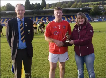  ?? Photos: Joe Byrne ?? Man of the match James Miley receives his award from Penny Brady (Centra, Ashford ) with Wicklow GAA Chairman Martin Fitzgerald alongside.