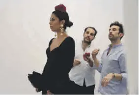  ?? El diseñador Luis Fernández (derecha) ayuda al diseñador Manuel Jurado a ajustar un vestido de flamenca. ??