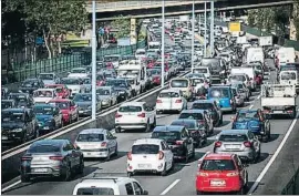  ?? LLIBERT TEIXIDÓ / ARXIU ?? Congestió en hora punta a la ronda de Dalt