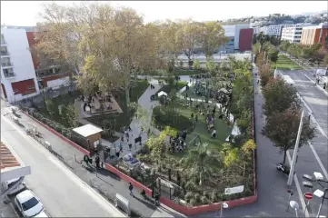  ?? ?? Il y a huit mois, ces 4 000 m2 de verdure étaient un terrain vague pour voitures ventouses. C’est désormais le rendez-vous accessible et adapté à tout le monde, mobile, valide ou handicapé et en fauteuils.