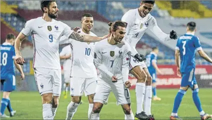  ?? FOTO: EFE ?? Griezmann celebra su gol a Bosnia mientras es felicitado por Giroud, Mbappé y Varane
GRUPO I