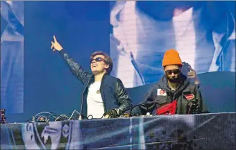  ??  ?? El dúo holandés de DJ Yellow Claw presentó un frenético show e hizo delirar a los miles de asistentes al festival “Asunciónic­o”, que anoche tuvo su segunda jornada.