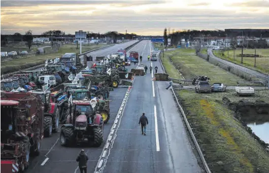  ?? YOAN VALAT (EFE) ?? Una carretera cortada por tractores franceses a las afuera de París, la semana pasada.