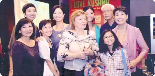  ??  ?? FAMILY.Georgina Padilla y Zobel with the family of Gregorio and Lourdes Brillantes (extreme right).