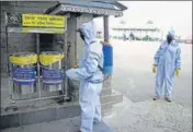  ?? DEEPAK SANSTA /HT ?? Municipal corporatio­n workers sanitise dustbins on The Ridge in Shimla on Sunday.