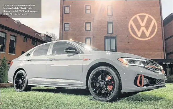  ?? /RAFAEL CORES ?? La entrada de aire en rojo es la novedad de diseño más llamativa del 2022 Volkswagen Jetta GLI.