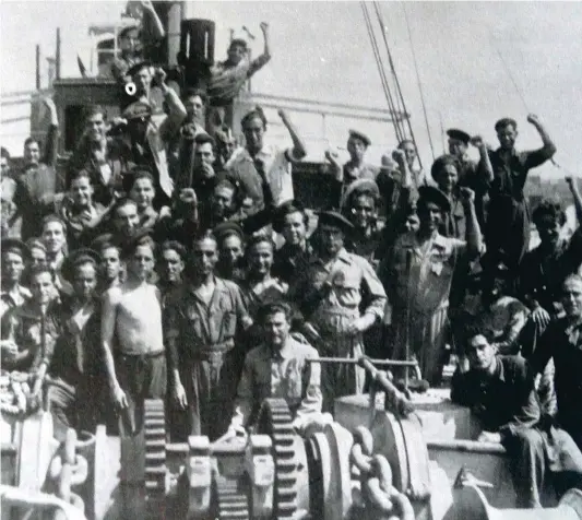  ??  ?? MARINEROS AL MANDO.En julio del 36, muchas tripulacio­nes se amotinaron para impedir que barcos y submarinos cayeran en manos del bando suble vado (abajo, marineros republican­os en cubierta).