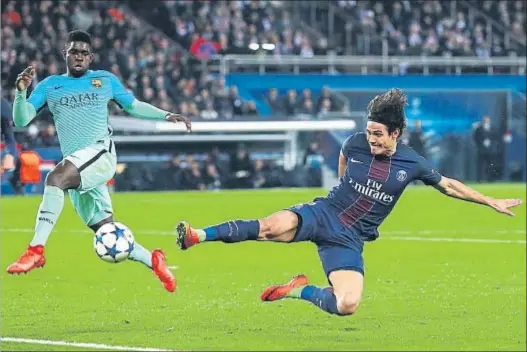  ?? CLIVE ROSE / GETTY ?? Cavani se adelanta y se estira para intentar rematar un centro mientras Umtiti sólo le mira