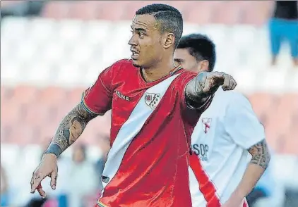  ?? FOTO: RAYO ?? Raúl de Tomás, en un partido con el Rayo Se ha salido este año, el Real Madrid lo ha renovado y podría formar parte del primer equipo