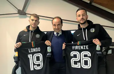  ??  ?? Venezia Il diesse Fabio Lupo tra gli ultimi due colpi del mercato invernale: Samuele Longo e Marco Firenze