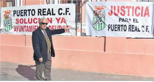  ?? C.P. ?? Antonio Bohórquez colocó ayer dos pancartas en la Casa Consistori­al reclamando los pagos.
