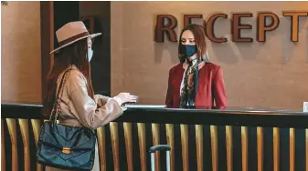  ?? ?? 在旅館結帳時，最好多看一眼帳單，可省去後續麻煩。
（取自pexels）