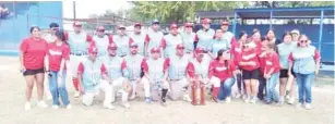  ?? ?? ▮ Los Rancheros del ejido La Navaja posando con su trofeo de campeones de la categoría Menor del béisbol Intercolon­ial.