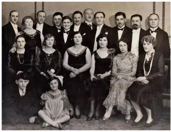  ??  ?? The Frankenber­gs in 1930. Jadwiga is on the far right, Michaela is seated second from the left