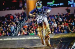  ??  ?? En 2017, Dylan Ferrandis (#108) s’est offert ses deux premiers podiums SX 250 East à Daytona et East Rutherford avant de récupérer le numéro 24 par la suite.