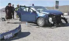  ??  ?? Daños. En su Jetta, la familia canadiense viajaba rumbo a Saltillo, y una mala maniobra de su conductora por poco les cuesta la vida.