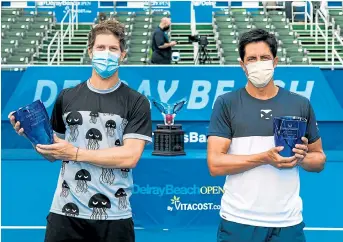  ??  ?? El uruguayo Ariel Behar (izq.), y el manabita Gonzalo Escobar disfrutan el título logrado en el torneo de Delray Beach, en Estados Unidos.