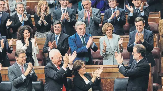  ?? EMILIA GUTIÉRREZ ?? Mariano Rajoy, investit president pel Congrés, respon als aplaudimen­ts dels diputats del PP