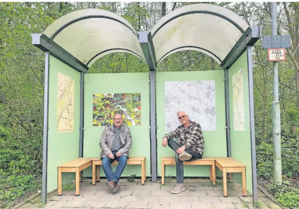  ?? FOTO: WILP ?? Paul Steins (l.) und Albert Stromann in dem ehemaligen Wartehäusc­hen an der K 33, das Wanderern und Radfahrern nun Schutz vor Regen bietet.