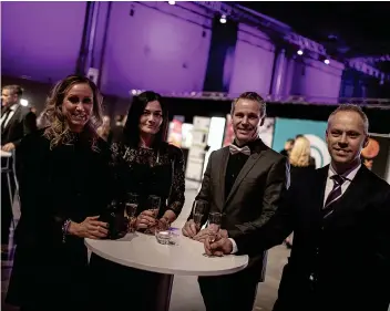  ??  ?? Sandra Hallsten, Helena Pettersson, Jonny Johansson och Mattias Hallsten tycker att det är en lysande idé att ordna en näringsliv­sgala i Trollhätta­n.