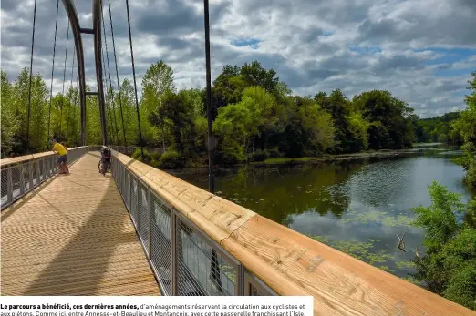  ??  ?? Le parcours a bénéficié, ces dernières années, d'aménagemen­ts réservant la circulatio­n aux cyclistes et aux piétons. Comme ici, entre Annesse-et-beaulieu et Montanceix, avec cette passerelle franchissa­nt l’isle.