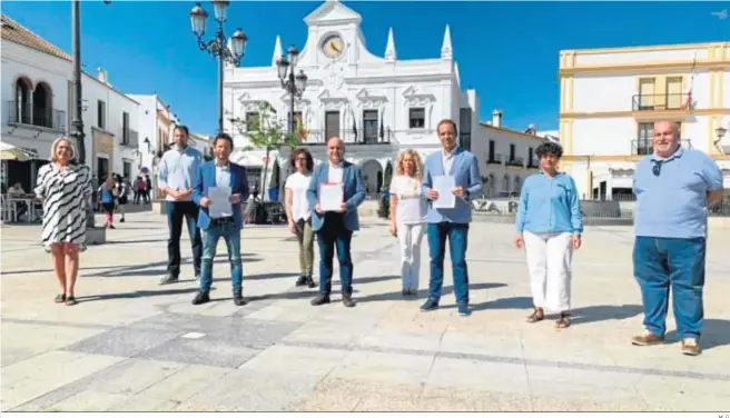  ?? M. G. ?? Los ediles de las tres formacione­s en la plaza del Ayuntamien­to de Cartaya poco antes de presentar la moción de censura en la secretaría del mismo.