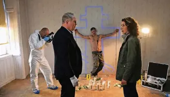  ?? FOTO: ARD ?? Die erste Leiche hat der Mörder symbolisch an ein orthodoxes Kreuz genagelt. Was will er den „Tatort“-Kommissare­n Bibi Fellner (Adele Neuhaus) und Moritz Eisner (Harald Krassnitze­r) damit sagen?