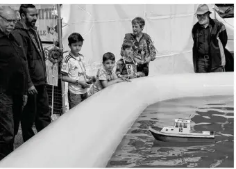  ??  ?? Dimanche, les bateaux ont pu naviguer sur la grand-mare des canards…