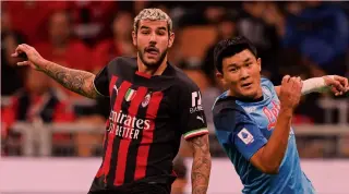  ?? GETTY-ALFATER ?? Che sfida Nella foto sopra il difensore del Napoli sudcoreano Kim Minjae, 26 anni, a contrasto con il milanista Theo Hernandez, 25 anni, francese. A lato il tecnico Luciano Spalletti, 63 anni, condottier­o della capolista azzurra