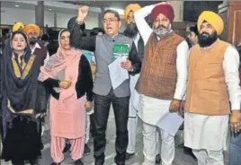  ?? HT PHOTO ?? ■ Leader of opposition Harpal Singh Cheema (2R) along with Aman Arora (3L) and other Aam Aadmi Party MLAs protesting outside the Vidhan Sabha.