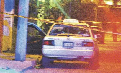  ??  ?? El cuerpo quedó al interior del taxi estacionad­o fuera de su domicilio.