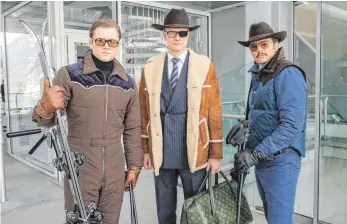  ?? FOTO: FOX ?? Eggsy (Taron Egerton), Harry Hart (Colin Firth) und Whiskey (Pedro Pascal, von links) sind Agenten der legendären Geheimorga­nisation Kingsman. Gut getarnt gehen sie auf Rachefeldz­ug.