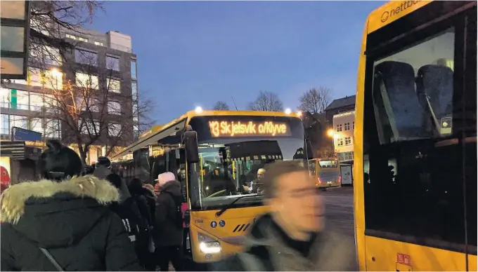  ?? FOTO: JAN BJØRN TARANRØD ?? I det nye kollektiva­nbudet som kom med de gule bussene 28. juni i fjor, var det også bakt inn en bonusavtal­e. Dersom Nettbuss skulle klare å få flere en 1,9 millioner reiser før året var omme, ville selskapet få 20 kroner per reise i bonus. Det klarte...