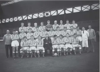  ??  ?? Sunderland’s team from 1963-64 season, including the legendary Charlie Hurley.