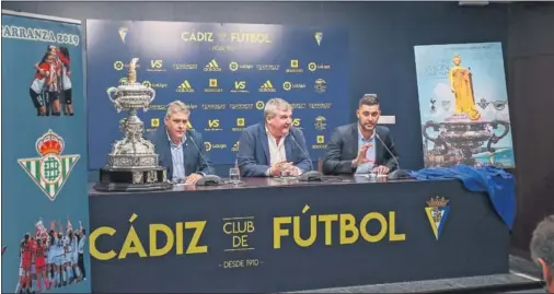  ??  ?? PUESTA DE LARGO. Manuel Vizcaíno, presidente del Cádiz, explicó ayer todos los detalles de la próxima edición del Trofeo Carranza.