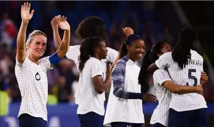  ?? (Photo AFP) ?? Amandine Henry et les Françaises ont savouré la victoire face au Brésil. Elles sont désormais ‘’focus’’ sur les USA.
