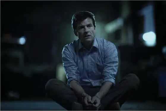  ?? FOTO: PRESJACKSO­N DAVIS/NETFLIX ?? MöRKARE. Jason Bateman är mest känd för sina komiska roller. Men i Netflixser­ien Ozark är hans roll mörkare och mer dramatisk. Här spelar Bateman den ekonomiske rådgivaren Marty som tvättar pengar för Mexikos näst största knarkkarte­ll.