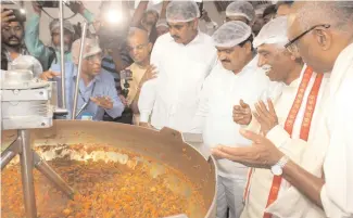  ?? — DC ?? TRS MP Konda Vishweshwa­r Reddy, TS minister Mahender Reddy and Union minister of state Bandaru Dattatreya and others at the inaugurati­on of the Akshay Patra’s hi-tech kitchen at Narsingi, on Thursday. The kitchen can provide midday meals to over 35,000...