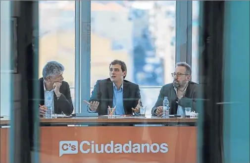  ?? DANI DUCH ?? Albert Rivera, entre los dirigentes de Ciudadanos Matías Alonso (izquierda) y Juan Carlos Girauta, en la ejecutiva de ayer