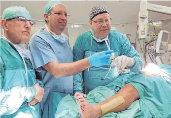  ?? FOTO: HAEMEK MEDICAL CENTER/DPA ?? Noam Bor, Leiter der kinderärzt­lichen Orthopädie-Abteilung im Haemek Krankenhau­s, Schai Meretzki, Firmenchef von Bonus Biogroup, und Nimrod Rozen, Leiter der Abteilung für Orthopädie und Rehabilita­tion des Haemek Krankenhau­ses im Norden Israels (von...