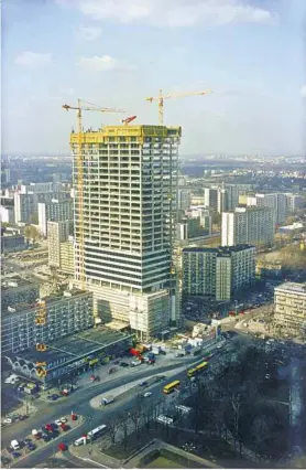  ??  ?? Warszawski­e Centrum Finansowe podczas budowy, koniec lat 90.